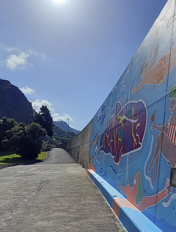 Pintura de um mural que envolve a comunidade da Calheta